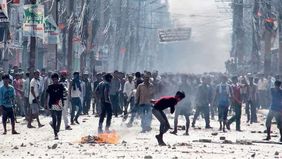 Rajyalaxmi Chitrakar, istri mantan Perdana Menteri Nepal Jhalanath Khanal, meninggal dunia akibat luka bakar serius setelah rumahnya di kawasan Dallu, Kathmandu, dibakar oleh massa pada Selasa, 9 September 2025.