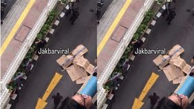 Peristiwa memilukan tersebut langsung jadi sorotan warga sekitar apartemen.