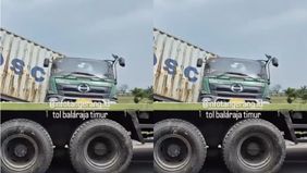 Terjadi kecelakaan antara dua truk gandeng di Tol Balaraja Timur pada Rabu siang ini, (10/9). Dalam video yang diterima tim Infotangerang.id, tampak kedua truk mengalami benturan cukup keras, hingga membuat salah satunya mengalmi kerusakan yang cukup