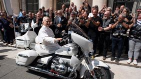 BMW R 18 Transcontinental Yang Menjadi Bagian Dari Lelang Amal Ini Diterima Langsung Paus Leo XIV Di Vatikan.
