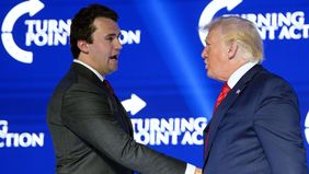 Presiden Amerika Serikat Donald Trump menganugerahkan Presidential Medal of Freedom secara anumerta kepada aktivis konservatif Charlie Kirk pada Selasa, 14 Oktober 2025.