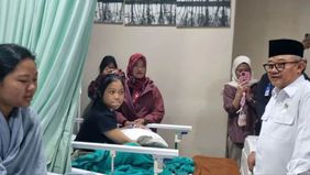 Menteri Pendidikan Dasar dan Menengah (Mendikdasmen) Abdul Mu’ti menjenguk para siswa SMKN 1 Cileungsi, Kabupaten Bogor, Jawa Barat, yang mengalami luka akibat insiden ambruknya atap sekolah beberapa hari lalu.