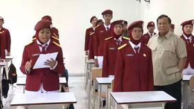 Presiden RI Prabowo Subianto melakukan kunjungan ke Sekolah Rakyat di Puslibangprof Kemensos, Pondok Indah, Jakarta