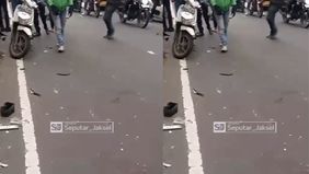 Akibat kecelakaan ini, arus lalu lintas yang mengarah ke Tanah Abang mengalami kemacetan cukup panjang. Belum diketahui secara pasti penyebab dari kecelakaan tersebut.