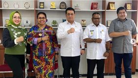 Wakil Menteri Desa dan Pembangunan Daerah Tertinggal (Wamen Desa-PDT) Ahmad Riza Patria menerima audiensi Bupati Sorong Selatan, Petronela Krenak, bersama Wakil Bupati Yohan Bodory, Jumat, 12 September 2025 siang.