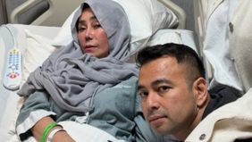 Raffi Ahmad meminta doa kesembuhan dan kelancaran operasi untuk mama Amy yang saat ini sedang sakit.