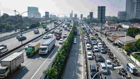 Pemerintah Provinsi (Pemprov) DKI Jakarta bersama Kementerian Pekerjaan Umum melakukan uji coba penggunaan tambahan satu lajur di gerbang Tol Fatmawati 2. Kebijakan ini mulai diterapkan pada Senin sore untuk membantu mengurangi kepadatan lalu lintas.