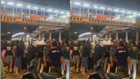 Tidak lama kemudian, aparat kepolisian tiba di lokasi dan segera mengamankan pelaku untuk dibawa ke kantor polisi. Hingga kini, kronologi lengkap dan kondisi korban masih dalam penyelidikan pihak berwajib.