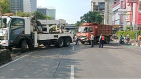 Kecelakaan tunggal melibatkan sebuah truk terjadi di kawasan Slipi Jaya, Jakarta Barat, Senin pagi, 15 September 2025. Kendaraan besar itu menabrak separator jalur busway saat melaju ke arah Tomang.