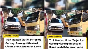 Pukul 06.35 WIB|| Sebuah truk pengangkut motor terjeblos gorong-gorong hingga menutup badan jalan sehingga mobil tidak dapat lewat di Jalan Ciledug Raya, Kebayoran Lama, Jakarta Selatan, Selasa (16/9/2025).