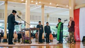 Gubernur Daerah Istimewa Yogyakarta (DIY), Sri Sultan Hamengku Buwono X, melantik Ni Made Dwi Panti Indrayanti sebagai Sekretaris Daerah (Sekda) DIY di Bangsal Kepatihan, Yogyakarta, pada Selasa.