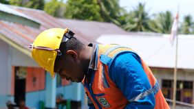 Ratusan siswa di Kepulauan Maluku Utara kini bisa belajar secara digital berkat solusi listrik bersih dan andal dari PLN melalui inovasi SuperSun. Kehadiran energi terbarukan ini tidak hanya menjawab kebutuhan listrik, tetapi juga menjadi dukungan ny