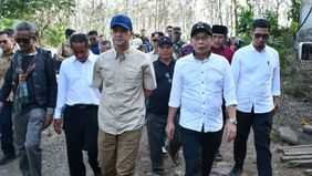 Menteri Transmigrasi, M. Iftitah Sulaiman Suryanagara, meninjau langsung rencana penguatan infrastruktur jalan dan jaringan air bersih di Kabupaten Lombok Timur, Nusa Tenggara Barat (NTB), sebagai langkah untuk mempercepat pemanfaatan ekonomi digital