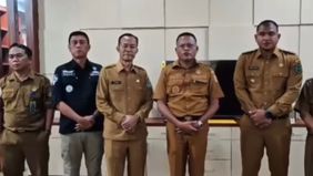 Wali Kota Prabumulih, H Arlan, menegaskan bahwa kabar pencopotan Kepala SMP Negeri 1 Prabumulih, Roni Ardiansyah, tidak benar. Ia membantah isu yang menyebut mutasi tersebut dilakukan karena Roni menegur anaknya yang membawa mobil ke sekolah.