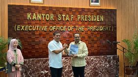 Mantan Kepala Staf Kepresidenan (KSP) Anto Mukti Putranto terlihat emosional saat menyampaikan pesan perpisahan dalam acara serah terima jabatan kepada Kepala Staf Kepresidenan yang baru, Muhammad Qodari.