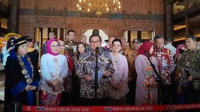 Gubernur DKI Jakarta, Pramono Anung didampingi Kepala Dinas Pemberdayaan, Perlindungan Anak, dan Pengendalian Penduduk (PPAPP) DKI Jakarta, Iin Mutmainnah, menghadiri Wisuda Akbar Sekolah Lansia Senior School Pintar (SSP).