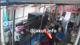 Empat menit kemudian, pria yang diduga sebagai pelaku keluar dari kamar tersebut. Rekaman CCTV juga memperlihatkan dirinya menyelipkan sebilah senjata tajam ke dalam celananya sebelum meninggalkan lokasi.