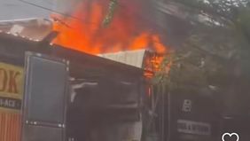 Kebakaran ini sudah ditangani petugas pemadam kebakaran. Petugas memastikan tak ada korban jiwa.