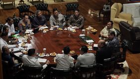 Presiden Republik Indonesia, Prabowo Subianto, memimpin rapat terbatas bersama jajaran menteri di bidang perekonomian dan instansi terkait lainnya di Hambalang