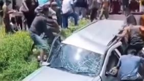 Warga sekitar sempat dibuat panik akibat benturan keras yang terdengar saat kejadian.