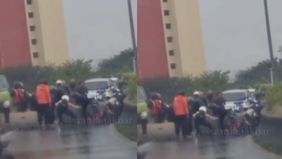Kecelakaan lalu lintas terjadi di Fly Over Pesing, Jakarta Barat, Sabtu (20/9/2025) sekitar pukul 12.00 WIB. Sebuah truk dilaporkan menabrak separator jalan hingga menyeberang ke jalur berlawanan dan menghantam seorang pengendara motor yang datang da