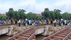 Mobil yang ditumpangi dua orang warga Jakarta tersebut tertemper kereta hingga mengalami kerusakan. Beruntung, kedua penumpang berhasil selamat. Petugas kepolisian bersama warga sekitar segera melakukan penanganan di lokasi. Hingga kini, pihak berwen