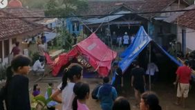 Komandan Kompi (Danki) BPBD Kabupaten Bogor, Jalaludin, menyebut hingga Minggu malam sudah tercatat sekitar 50 kali gempa susulan. Kondisi ini membuat warga tidak berani kembali ke rumah.