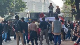 Aksi massa dari Front Kebangsaan Solidaritas Buruh dan Mahasiswa di kawasan Patung Kuda, Jakarta Pusat, Senin, menyerukan percepatan pelaksanaan reformasi Kepolisian Negara Republik Indonesia (Polri).