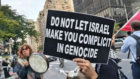 Sekelompok massa menggelar demonstrasi di depan Markas Besar Perserikatan Bangsa-Bangsa (PBB) di New York, Amerika Serikat, Senin, 22 September 2025, sebagai bentuk protes terhadap genosida yang dilakukan Israel terhadap rakyat Palestina.