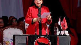 Sebuah video Presiden ke-5 RI, Megawati Soekarnoputri, beredar di TikTok dengan narasi bahwa ia marah setelah Menteri Keuangan Sri Mulyani dicopot. Video menampilkan Megawati berbaju merah berbicara di depan mikrofon sambil menunjuk.