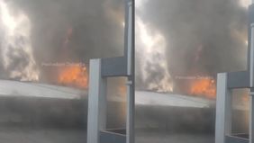 Hingga saat ini sebanyak 18 unit dan 80 personel masih berupaya melakukan pendinginan untuk mengurai material yang mudah terbakar agar tidak menyisakan api maupun asap.