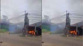 Kepulan asap dan kobaran api tampak dari bangunan rumah makan tersebut, sehingga menarik perhatian warga sekitar dan pengendara yang melintas di kawasan tersebut.