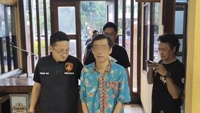 Polisi mengungkapkan kasus pembunuhan seorang wanita berinisial S (49) oleh suaminya, W (55), di kawasan Kebon Jeruk, Jakarta Barat, pada Selasa 23 September 2025, dipicu pertengkaran rumah tangga yang memanas.