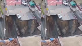 Bangkok digemparkan oleh munculnya sinkhole raksasa pada Rabu (24/9/2025) pagi. Lubang besar itu terbentuk di depan Rumah Sakit Vajira, salah satu rumah sakit pendidikan utama di ibu kota Thailand, dan menyebabkan jalan raya empat lajur runtuh total.