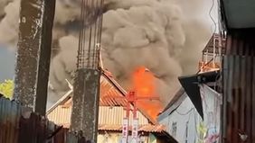 Makassar diwarnai aksi bentrok antarwarga. Peristiwa yang terjadi di Kecamatan Tallo, Kota Makassar, Sulawesi Selatan, pada Selasa, 23 September 2025 ini berujung pada kebakaran sejumlah rumah akibat lemparan bom molotov.
