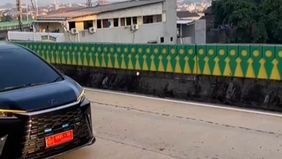 Sebuah video yang beredar luas memperlihatkan dua mobil dinas TNI melintas di jalur khusus Transjakarta Koridor 13 Ciledug–Blok M.