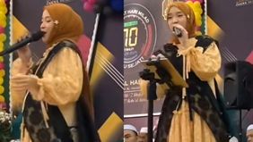 Penampakan terbaru Nissa Sabyan disebut tengah hamil besar, karena babybump sudah terlihat jelas saat manggung.