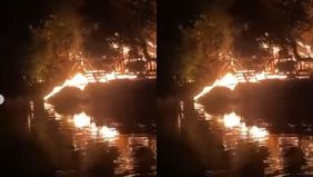 Belum diketahui secara pasti penyebab terjadi kebakaran tersebut kini sudah dalam penanganan petugas pemadam kebakaran.