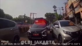 Sebuah mobil dinas berpelat merah menjadi sorotan setelah terekam menyalakan strobo di kawasan Manggarai, Jakarta Selatan. Aksi tersebut langsung menuai perhatian publik karena saat ini penggunaan sirine dan strobo justru sedang dievaluasi oleh berba