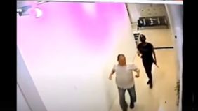 Sebuah insiden menegangkan terjadi di sebuah bank ketika seorang anggota TNI menembak sesama anggota, dan momen ini terekam jelas oleh kamera CCTV.