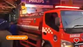 Dalam video yang turut diunggah, terlihat petugas pemadam kebakaran (damkar) sudah hadir di lokasi. Selain itu, kendaraan damkar dan mobil kepolisian juga sudah hadir.