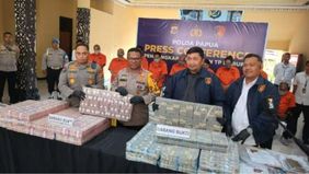 Polda Papua resmi menetapkan sembilan orang sebagai tersangka dalam kasus dugaan korupsi dana desa di Kabupaten Lanny Jaya, Provinsi Papua Pegunungan. Kasus ini, menurut pihak kepolisian, diduga menyebabkan kerugian negara sebesar Rp 168 miliar.