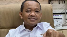 Menteri Energi dan Sumber Daya Mineral (ESDM) Bahlil Lahadalia mengungkapkan PT Freeport Indonesia belum kembali berproduksi sejak tiga pekan terakhir. Hal itu disebabkan pencarian terhadap lima pekerja yang masih terjebak akibat longsor di tambang b