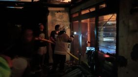 Sebanyak 66 anggota Suku Dinas Penanggulangan Kebakaran dan Penyelamatan (Gulkarmat) Jakarta Selatan dikerahkan untuk memadamkan kebakaran yang melanda rumah kontrakan di Jalan Pedurenan Mesjid 1 No. 10, RT 05/RW 04, Karet Kuningan, Setiabudi.