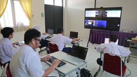 Semangat belajar siswa tunanetra di SLB-A Pembina Tingkat Nasional Jakarta semakin meningkat sejak hadirnya fasilitas Smart Board atau papan interaktif IFP yang disediakan pemerintah.