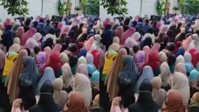 Bazar beras murah kembali menyita perhatian warga. Ratusan ibu-ibu terpantau memadati Jalan Swadaya II, Tanjung Barat, Jakarta Selatan, Sabtu, 27 September 2025 pagi.