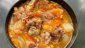  Saat ini, banyak warga Thailand tertarik mencicipi seblak, jajanan khas Jawa Barat yang dikenal dengan rasa pedas, gurih, dan beragam isian di dalamnya. Berbagai reaksi saat mencoba makanan ini banyak diunggah ke platform media sosial.