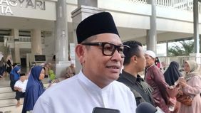  Anggota Komisi C DPRD DKI Jakarta, Lukmanul Hakim, menegaskan bahwa program Makan Bergizi Gratis (MBG) sebaiknya tidak dihentikan, melainkan dievaluasi. Ia menyebut manfaat program ini sudah dirasakan oleh lebih dari 20 juta anak sekolah, ibu hamil,