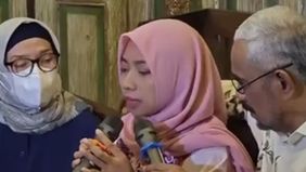 Untuk pertama kalinya sejak kepergian Arya Daru Pangayunan, sang istri, Meta Ayu, hadir di depan publik. Dengan suara bergetar, ia membuka kisah perjalanan cintanya bersama almarhum, yang sudah dimulai sejak mereka duduk di bangku sekolah dasar.