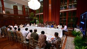 Prabowo Subianto memimpin rapat bersama sejumlah menteri Kabinet Merah Putih di kediaman pribadinya
